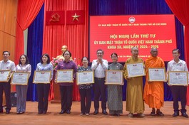 Ông Nguyễn Phước Lộc tặng Bằng khen đến các cá nhân tiêu biểu tại Hội nghị lần thứ 4 của Ủy ban MTTQVN TP.HCM - Ảnh: Quảng Đạo/BGN