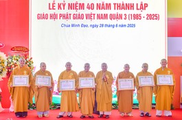 Trung ương Giáo hội tặng Bằng tuyên dương công đức đến các cá nhân Ban Trị sự GHPGVN Q.3 - Ảnh: Quảng Đạo/BGN