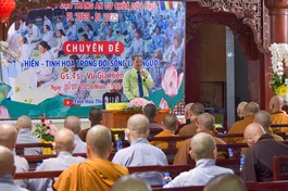 Tăng Ni, Phật tử tham dự buổi nói chuyện với chuyên đề "Thiền - Tinh hoa trong đời sống làm người" tại hạ trường chùa Đức Phú - Ảnh: Quảng Đạo/BGN