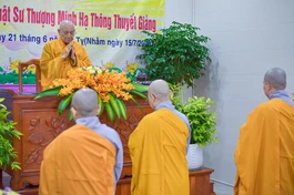 Chư Ni tác bạnh cung thỉnh Trưởng lão Hòa thượng Thích Minh Thông ban lời sách tấn các hành giả tại hạ trường chùa Pháp Võ - Ảnh: Quảng Đạo/BGN