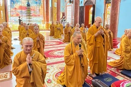 Hòa thượng Thích Thanh Tùng hướng dẫn chư hành giả niêm hương, đảnh lễ Tam bảo