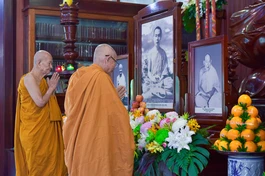 Trưởng lão Hòa thượng Thích Giác Nhường và Trưởng lão Hòa thượng Thích Giác Giới đảnh lễ cố Trưởng lão nhị Tổ Giác Chánh - Ảnh: Quảng Đạo/BGN