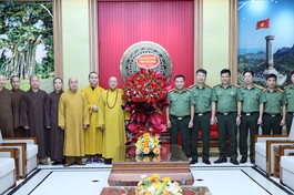 Ban Trị sự Phật giáo tỉnh Tuyên Quang tặng hoa chúc mừng Công an tỉnh Tuyên Quang 