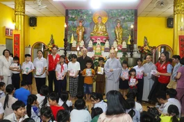 Ban Tổ chức trao các phần quà đến các thí sinh