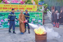 Chư Tăng thực hành kỹ năng sử dụng bình chữa cháy dập tắt đám cháy tại tổ đình Vạn Thọ (P.Tân Định, TP.HCM) - Ảnh: Quảng Đạo/BGN