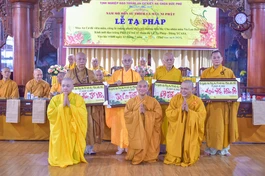 Các hành giả tri ân chư tôn đức Ban Chức sự trường hạ chùa Đức Phú - Ảnh: Quảng Đạo/BGN