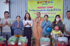 Chư Tăng tịnh thất An Lạc trao tặng 300 phần quà đến người dân nhân Đại lễ Vu lan - Báo hiếu Phật lịch 2569 - Ảnh: Quảng Đạo/BGN
