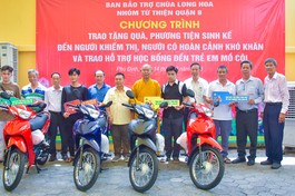 Hòa thượng Thích Huệ Công cùng các mạnh thường quân trao phương tiện sinh kế đến người dân khó khăn - Ảnh: Quảng Đạo/BGN