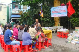 Các tự viện trên địa bàn TP.HCM tặng quà đến người dân trong dịp Vu lan 