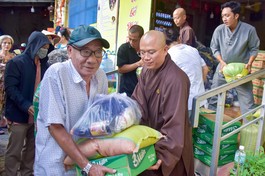 Đại đức Thích Trí Đức trao quà đến người dân tại chùa Giác Hoằng vào chiều 20-9 - Ảnh: Quảng Đạo/BGN