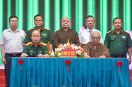 Đại diện Ban Trị sự GHPGVN TP.HCM và Bộ Tư lệnh TP.HCM ký kết chương trình phối hợp hoạt động giai đoạn 2025-2030 - Ảnh: Quảng Đạo/BGN