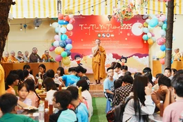 Đại đức Thích Minh Phú chia sẻ ý nghĩa chương trình đến các em nhỏ