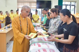 Thượng tọa Thích Tuệ Hải trao tặng các phần quà đến người dân tỉnh Cao Bằng - Ảnh: Quảng Đạo/BGN