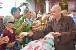 Thượng tọa Thích Thanh Phong trao quà đến người dân tại chùa Kim Sơn Cam Giá (phường Gia Sàng, tỉnh Thái Nguyên) vào sáng 21-10 - Ảnh: Quảng Đạo/BGN