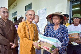 Trao quà đến bà con tại thôn Tân Mãi, xã Yên Thế, tỉnh Bắc Ninh - Ảnh: Quảng Đạo/BGN