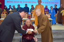 Ni trưởng Thích nữ Huệ Tuyến, Phó Trưởng ban Kinh tế - Tài chính T.Ư, Phó ban Từ thiện xã hội Phật giáo TP.HCM tặng quà đến người dân tại tỉnh Thanh Hóa - Ảnh: Quảng Đạo/BGN