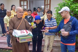 Một cụ bà nhận quà từ đoàn GHPGVN trao tặng - Ảnh: Quảng Đạo/BGN