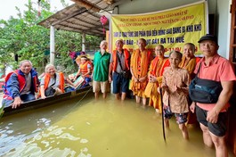 Đoàn tặng quà đến hộ dân đang bị ngập tại tổ dân phố Tứ Chánh, TP.Huế - Ảnh: Quảng Đạo/BGN