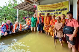 Đoàn tặng quà đến hộ dân đang bị ngập tại tổ dân phố Tứ Chánh, TP.Huế - Ảnh: Quảng Đạo/BGN
