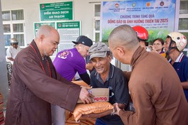 Người dân tỉnh Đắk Lắk (Phú Yên cũ) hoan hỷ đón nhận phần quà từ Thượng tọa Thích Thanh Phong - Ảnh: Quảng Đạo/BGN