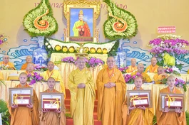 Ban Tổ chức Đại giới đàn Chơn Thành tặng phần thưởng đến các giới tử Tỳ-kheo đạt thành tích cao trong kỳ khảo hạch - Ảnh: Quảng Đạo/BGN