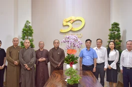 Ông Lê Văn Minh tặng hoa chúc mừng của Ban Tuyên giáo và Dân vận Thành ủy TP.HCM đến Thượng tọa Thích Tâm Hải nhân dịp Kỷ niệm 50 năm ngày Báo Giác Ngộ ra số đầu tiên (1-1-1976 – 1-1-2026) - Ảnh: Quảng Đạo/BGN