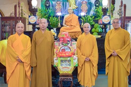 Đại diện Phật giáo liên phường Bình Đông, Chánh Hưng, Phú Định (TP.HCM) chúc Tết Thượng tọa Thích Thiện Quý tại chùa Liên Hoa (TP.HCM) - Ảnh: Quảng Đạo/BGN