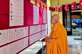 Một vị Tăng đang tìm hiểu thông tin các đại biểu ứng cử Đại biểu Quốc hội khóa XVI và Đại biểu HĐND các cấp nhiệm kỳ 2026-2031 được niêm yết tại điểm bầu cử chùa Vĩnh Nghiêm (P.Xuân Hòa, TP.HCM) - Ảnh: Quảng Đạo/BGN 