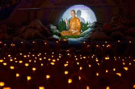 Những ngọn nến được chư Ni thắp lên mang theo lòng thành kính, sự biết ơn của hàng hậu bối dâng lên Đức Thánh Tổ Ni Đại Ái Đạo tại Quảng trường Lâm Viên - Ảnh: Quảng Đạo/BGN