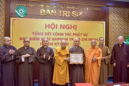 Ban Trị sự GHPGVN TP.HCM trao Bằng tuyên dương công đức đến tập thể Ban Kiểm soát TP.HCM - Ảnh: Quảng Đạo/BGN