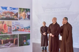 Hòa thượng Thích Lệ Trang khảo sát không gian tổ chức triển lãm "45 năm Giáo hội Phật giáo Việt Nam: Phát triển cùng đất nước - Bước vào kỷ nguyên mới - Ảnh: Quảng Đạo/BGN