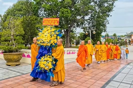 Ban Thường trực Ban Trị sự, Ban Tổ chức Đại hội, chư Tăng Ni đại biểu trang nghiêm dâng hương, đặt vòng hoa tưởng niệm tại Nghĩa trang Liệt sĩ TP.Cần Thơ - Ảnh: Quảng Đạo/BGN