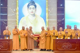 Thượng tọa Thích Thanh Phong tặng quà lưu niệm của Ban Trị sự GHPGVN TP.HCM đến phái đoàn Hội Phật giáo Hoa Tăng Thế giới - Ảnh: Quảng Đạo/BGN