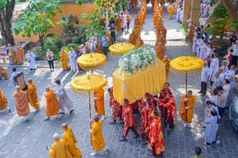 Kim quan Trưởng lão Hòa thượng Thích Giác Tường rời Giác linh đường tại pháp viện Minh Đăng Quang đến nơi trà-tỳ trong niềm tiếc thương vô hạn của Tăng Ni, tín đồ Phật tử - Ảnh: Quảng Đạo/BGN
