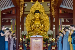 Lắng lòng thanh tịnh trước khi thực hiện nghi lễ sám hối, phát nguyện quy y Tam bảo tại chánh điện chùa Phổ Quang - Ảnh: Quảng Đạo/BGN