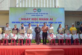 Lãnh đạo Ủy ban MTTQVN phường Cầu Ông Lãnh và các tự viện trên địa bàn trao quà đến người dân tại sự kiện “Ngày hội Nhân ái” diễn ra vào sáng 23-5 - Ảnh: Quảng Đạo/BGN