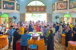 Người Hoa TP.HCM thực hiện nghi thức Tắm Phật tại chùa Long Hoa (P.Phú Định) vào sáng mùng 8-4 Âm lịch - Ảnh: Quảng Đạo/BGN