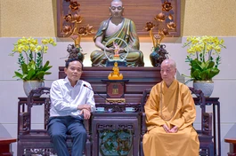 Bí thư Thành ủy TP.HCM Trần Lưu Quang vấn an và có lời chúc mừng đầy hoan hỷ đến Đức Pháp chủ GHPGVN - Đại lão Hòa thượng Thích Trí Quảng nhân dịp Đại lễ Phật đản PL.2570 - Ảnh: Quảng Đạo/BGN