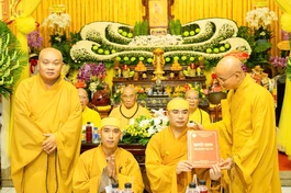 Thượng tọa Thích Thiện Quý trao quyết định bổ nhiệm đến Đại đức Thích Trung Giảng