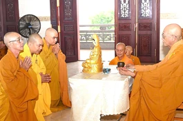 Chư Tăng cử hành nghi thức thọ pháp an cư theo truyền thống