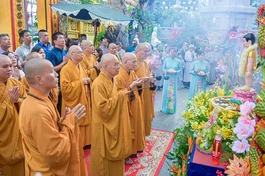 Chư Tăng cử hành khóa lễ Tắm Phật tại tổ đình Vạn Thọ - Ảnh: Quảng Đạo/BGN