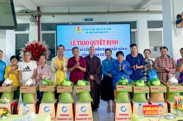 Chùa Văn Thánh (P.Bình Lợi Trung) trao các phần quà đến người dân có hoàn cảnh khó khăn