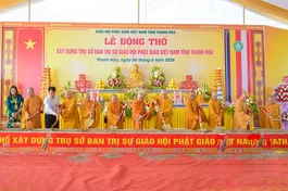 Ban Trị sự GHPGVN tỉnh Thanh Hóa thực hiện nghi thức động thổ xây dựng chùa Thiên Vương (X.Hoằng Lộc) - trụ sở Văn phòng Ban Trị sự Phật giáo tỉnh - Ảnh: Quảng Đạo/BGN