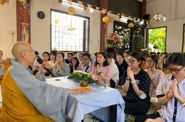 Ni trưởng Thích nữ Hạnh Ngọc khuyến tấn các em học sinh giữ gìn sức khỏe, biết an trú trong hiện tại và nuôi dưỡng sự bình tĩnh trước áp lực thi cử