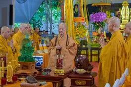 Đức Pháp chủ mặc niệm cầu nguyện anh linh các liệt sĩ, đồng bào yêu nước hy sinh trong chiến dịch Mậu Thân năm 1968 - Ảnh: Quảng Đạo/BGN