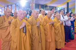Chư tôn đức lãnh đạo GHPGVN cùng chính quyền TP.HCM dâng hương tưởng niệm các liệt sĩ, đồng bào yêu nước hy sinh tại Công viên Lê Thị Riêng (Nghĩa trang Đô Thành cũ) - Ảnh: Quảng Đạo/BGN