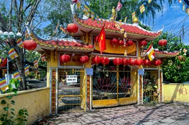Chùa Định Lâm hiện đang đóng cửa, không tiếp khách, bảng hiệu chùa được phủ tấm vải để che đi tên hiệu 