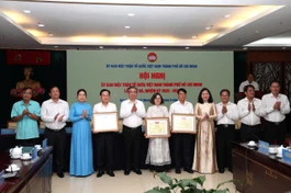 Ủy ban Trung ương MTTQVN tặng Bằng khen đến tập thể và cá nhân có thành tích xuất sắc trong công tác - Ảnh: Ngô Tùng