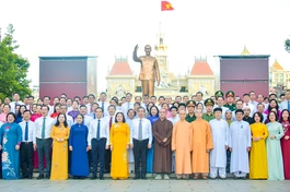 Đại biểu chụp hình lưu niệm trước tượng đài Chủ tịch Hồ Chí Minh vào sáng 1-7 - Ảnh: Quảng Đạo/BGN