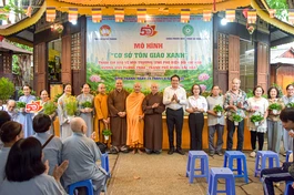Chùa Phước Bửu, tịnh xá Ngọc Chánh tặng cây xanh, lan tỏa mô hình “Cơ sở tôn giáo xanh” đến người dân vào ngày 29-6 - Ảnh: Quảng Đạo/BGN